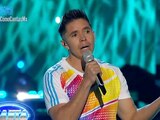 Efraín 'Chispa' Velarde, exjugador de Pumas, dejó impresionado al público con sus dotes para cantar.