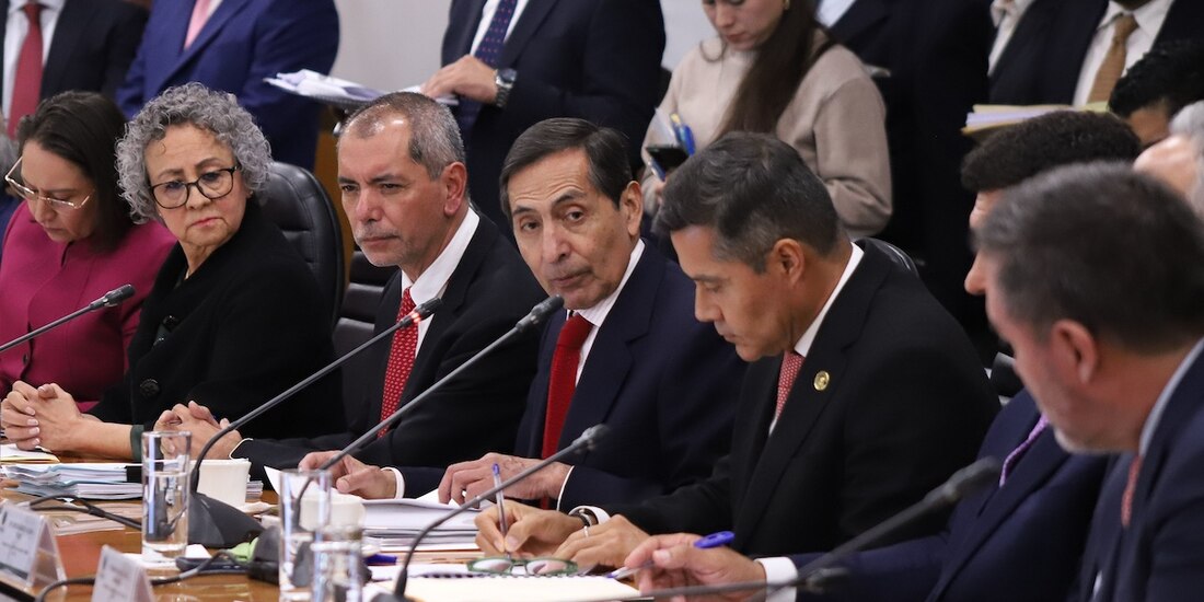 El secretario, al comparecer ayer en comisiones.