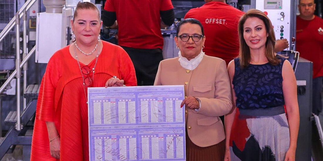 La titular de Segob, Rosa Icela Rodríguez (centro de la imagen), estuvo en el arranque de la impresión.