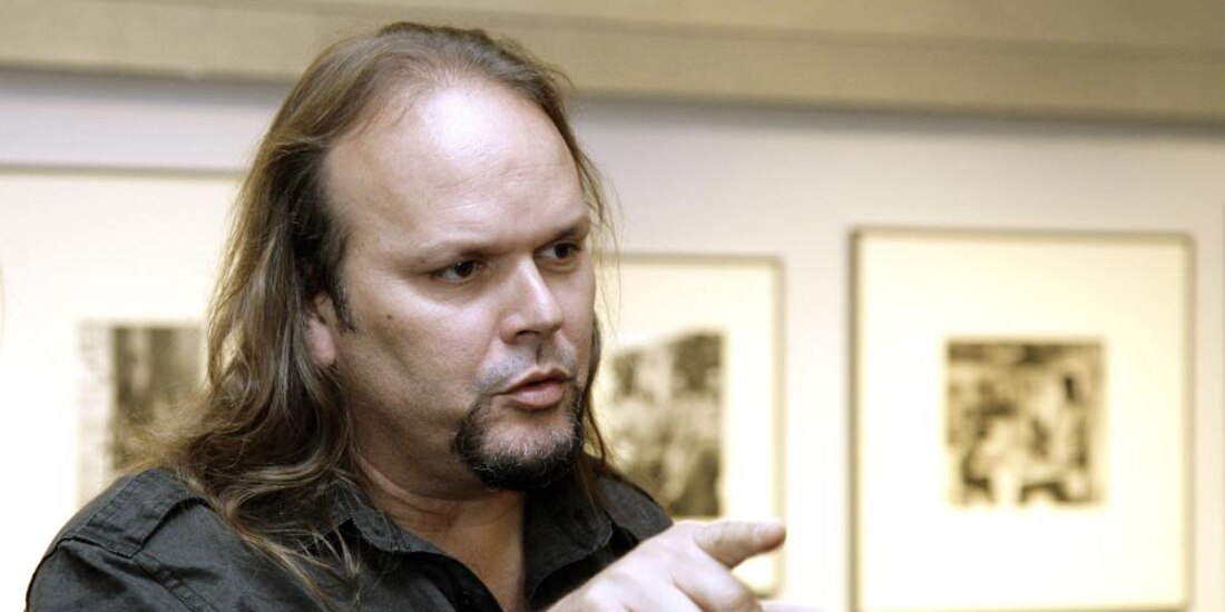 Las primeras versiones de la muerte de Camilo Guevara indican que fue a causa de un infarto; el abogado cuestionaba el uso y abuso de la imagen de su padre.