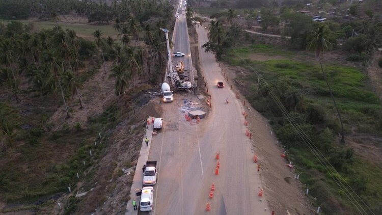 Personal de la SICT supervisa la reconstrucción de uno de los 68 puentes federales y estatales intervenidos en Guerrero.