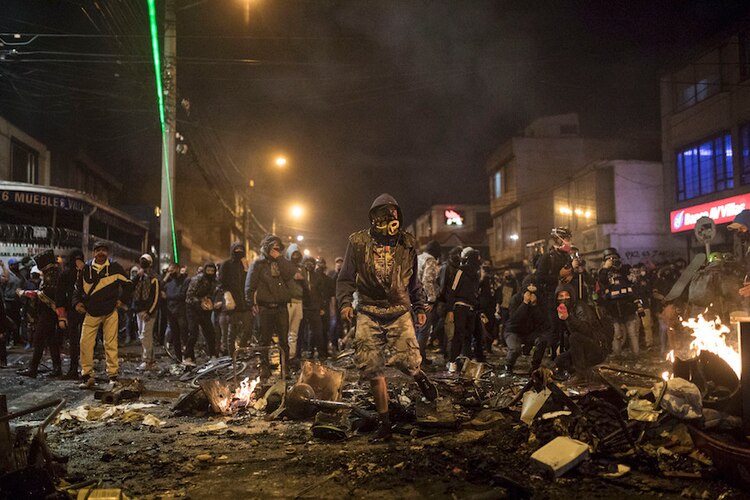 Decenas de jóvenes colombianos durante la protesta contra policías, el miércoles.