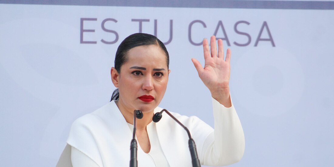 La alcaldesa de Cuauhtémoc, con lágrimas en los ojos, durante su conferencia de ayer.