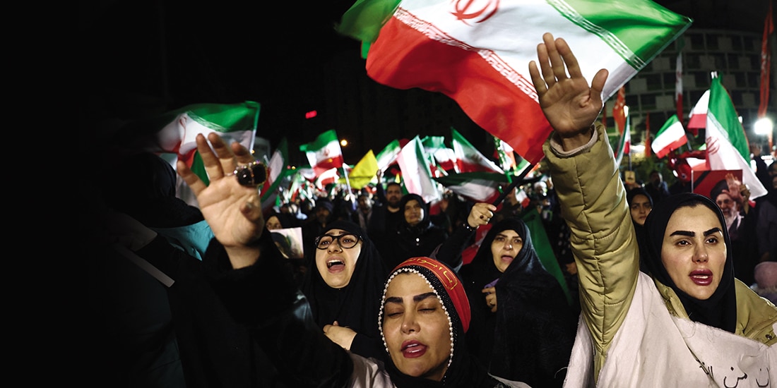Gente asiste a una manifestación anti-estadounidense-israelí, en Teherán, el martes.