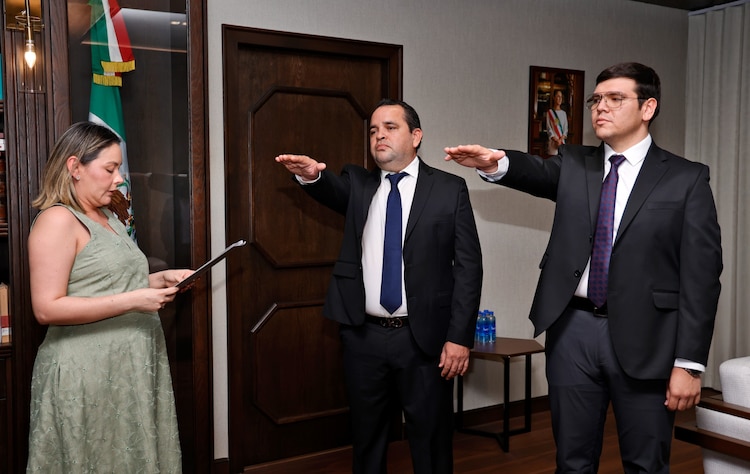 Gobernadora interina toma protesta a nuevos funcionarios en la Secretaría General de Gobierno y la Oficina de la Gobernadora.