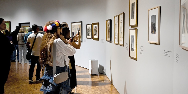 PERSONAS hacen fila dentro de la sala
para ver las piezas
