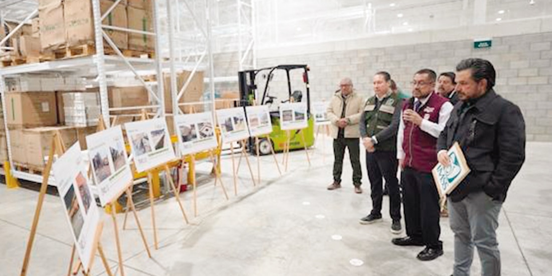 Zoé Robledo al inaugurar ayer el almacén Vallejo, reconstruido para la distribución de medicamentos e insumos médicos.