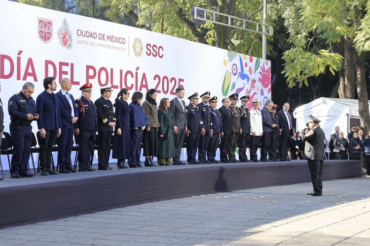 Nuevas unidades de patrullaje y ambulancias del ERUM refuerzan la vigilancia y atención de emergencias en la CDMX.