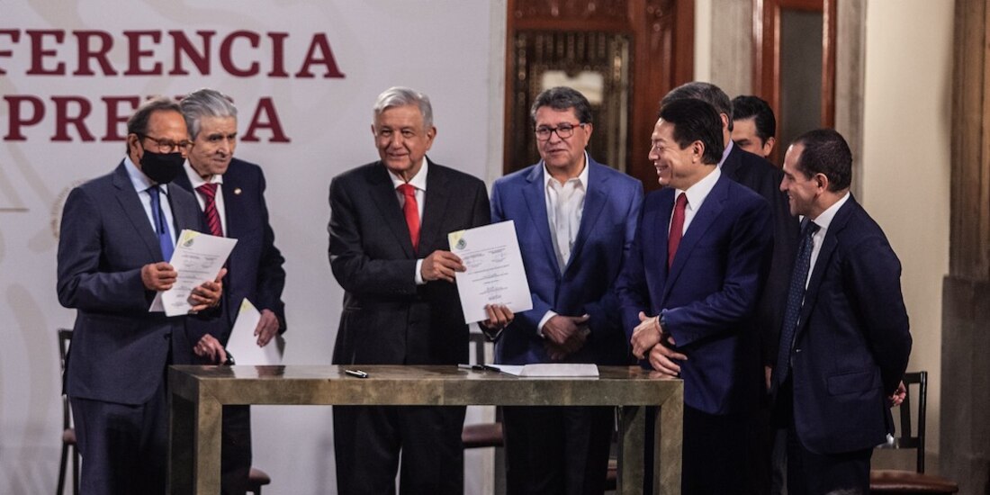 El Presidente al centro, acompañado de Carlos Salazar, Carlos Aceves, el Presidente, Ricardo Monreal, Mario Delgado y Arturo Herrera, durante la presentación de la reforma de pensiones