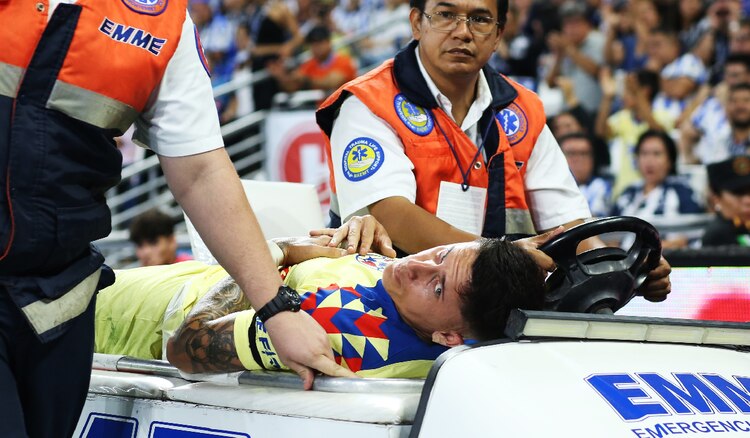 Brian Rodríguez sale en camilla tras la lesión que sufrió en el Monterrey vs América.