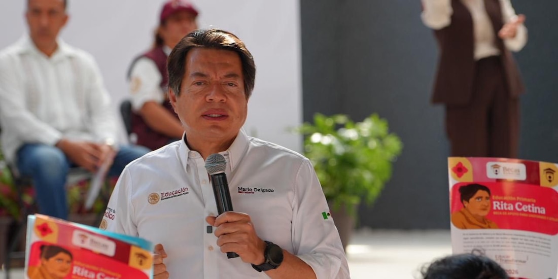 El secretario de Educación, Mario Delgado, detalla el proceso de registro para la Beca Rita Cetina de útiles y uniformes.