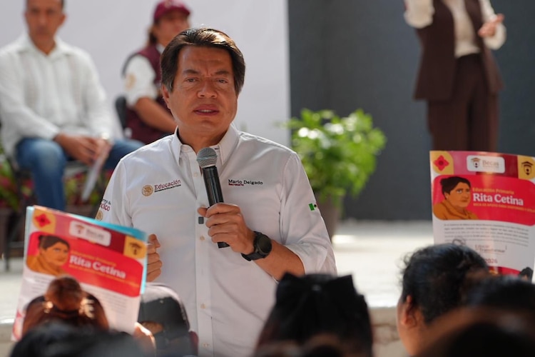 El secretario de Educación, Mario Delgado, detalla el proceso de registro para la Beca Rita Cetina de útiles y uniformes.