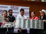 CIUDAD DE MÉXICO, 04JUNIO2024.- Clara Brugada, virtual ganadora a la jefatura de Gobierno, encabezó el arranque de las jornadas de limpieza de basura electoral. Brugada Molina declaró que continuará con estas acciones en las diversas alcaldías y llamó al gobierno capitalino, así como alcaldías a continuar con esta acción. Estableció que toda la basura reunida será trasladada a un centro de reciclaje para la fabricación de “tabiques verdes” y que estos serán empleados en la construcción de Utopías. Asimismo, estableció que pronto se reunirá con el jefe de Gobierno, Martí Batres, para revisar el proceso de transición.
FOTO: GALO CAÑAS/CUARTOSCURO.COM