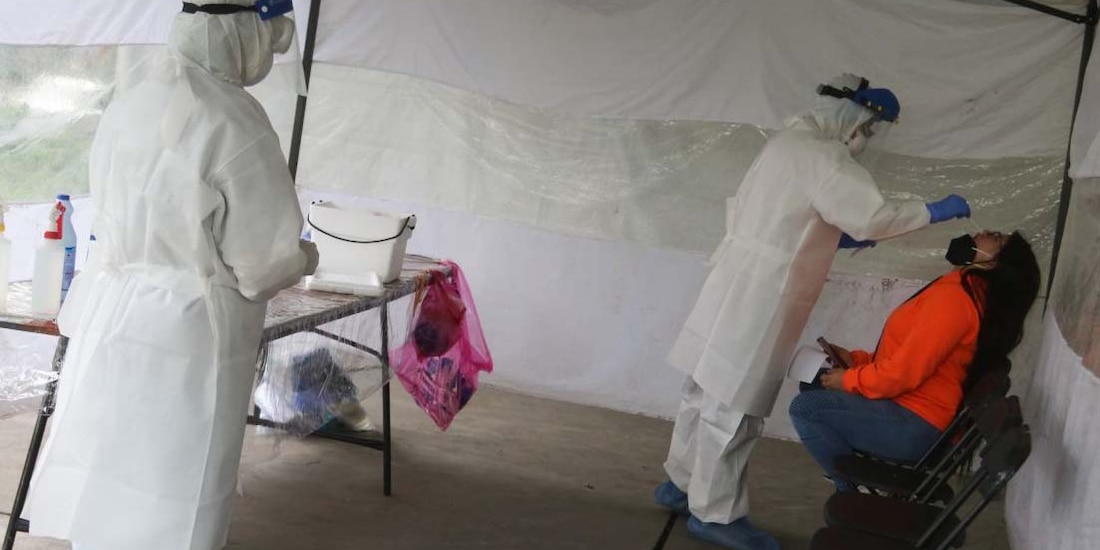 Personal médico realiza pruebas a personas sospechosas de COVID-19.