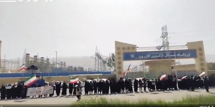 MANIFESTANTES forman cadena
humana en central de Kazerun, ayer.