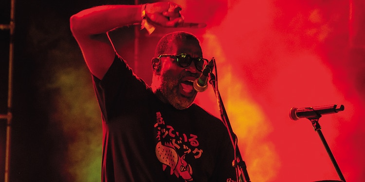 La banda estadounidense TV on the Radio dio una cátedra de rock.