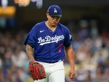 Julio Urías, lanzador de los Dodgers de Los Ángeles, camina rumbo a la caseta del equipo después de la parte alta de la quinta entrada, del segundo juego de una doble cartelera de su equipo en contra de los Marlins de Miami, el pasado 19 de agosto.