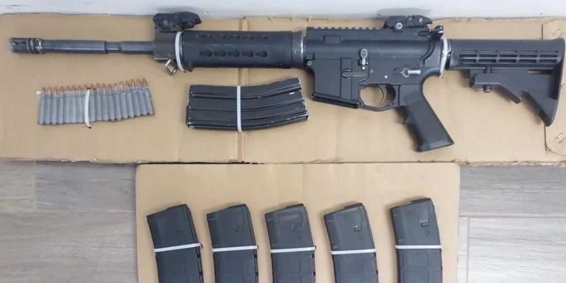 Algunos de los objetos asegurados por las fuerzas del orden, en imagen difundida por la SSP de Sonora, ayer.