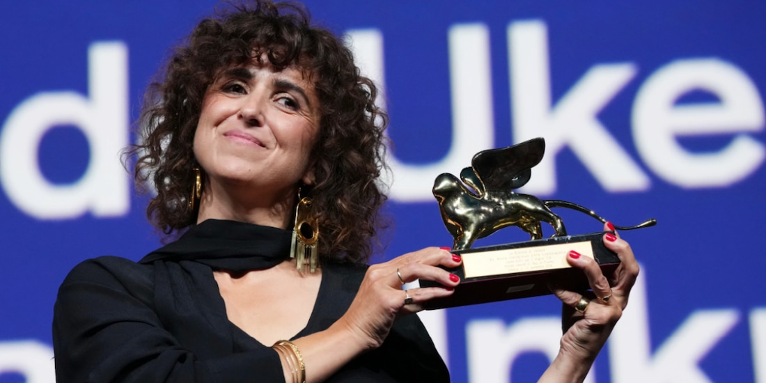La directora May el-Toukhy posa para fotógrafos tras recibir el León de Oro a la mejor película, el sábado 12 de septiembre, en el Festival de Cine de Venecia