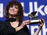 La directora May el-Toukhy posa para fotógrafos tras recibir el León de Oro a la mejor película, el sábado 12 de septiembre, en el Festival de Cine de Venecia