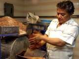 En la imagen de archivo, un productor de chocolate molido, en la capital oaxaqueña.