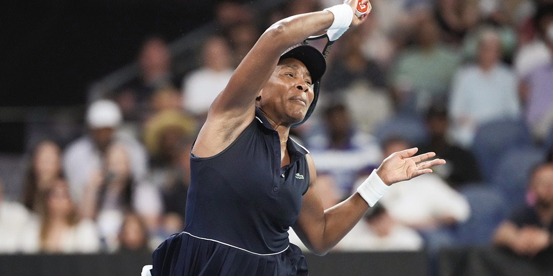 Venus juega un regreso de derecha durante su partido de primera ronda en el Abierto de Australia, ayer.