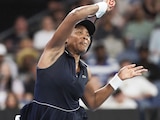 Venus juega un regreso de derecha durante su partido de primera ronda en el Abierto de Australia, ayer.