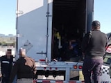 Rescatan a 110 migrantes en Nuevo León; viajaban en la caja seca de un tráiler