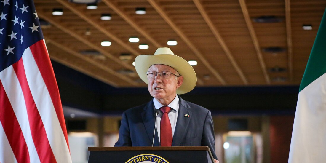 El embajador estadounidense, ayer durante una rueda de prensa.
