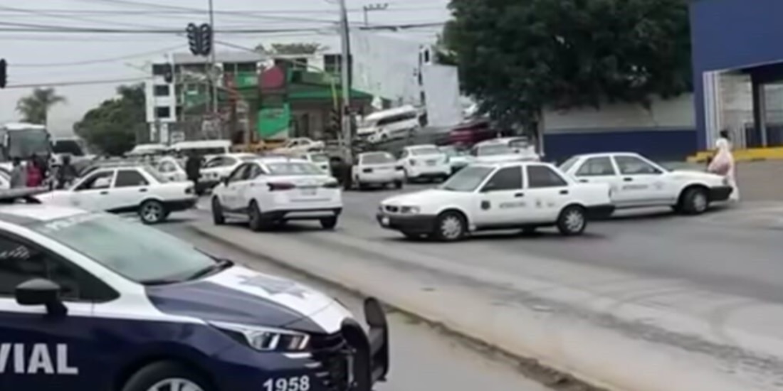 Trabajadores del volante atravesaron sus unidades para interrumpir el tránsito en dos vialidades de la ciudad de Cuernavaca, ayer.