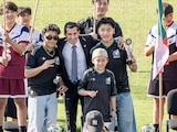 Rommel Pacheco junto a los Picus en la premiación.