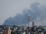 El humo se eleva tras los ataques israelíes en Gaza, 7 de octubre de 2023.