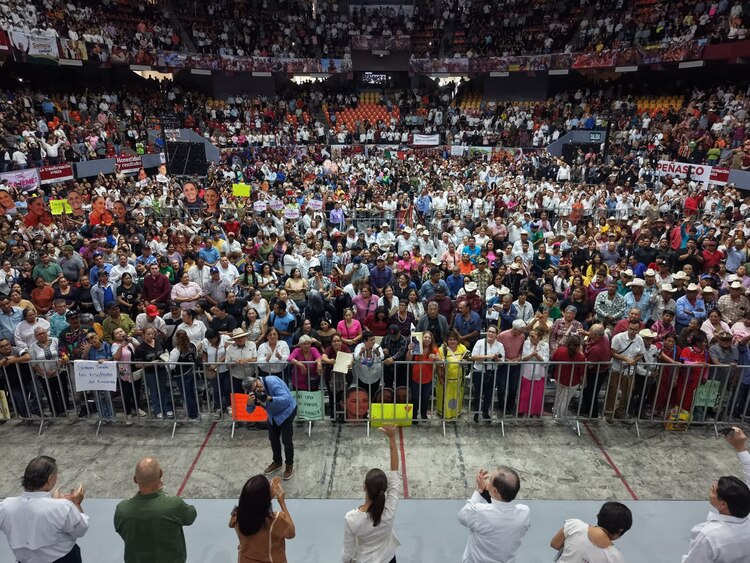 Presidenta Claudia Sheinbaum Pardo durante su visita a Hermosillo, Sonora, parte de su gira 'Honestidad y resultados'.