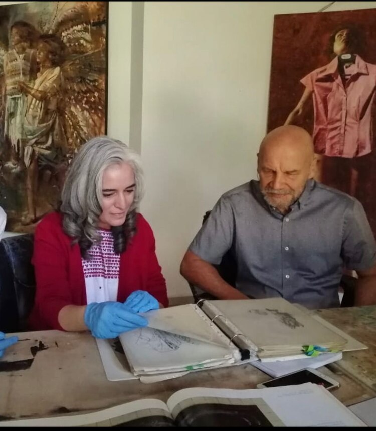 La curadora Alesha Mercado, con el artista Rafael Cauduro, durante el análisis de sus obras.