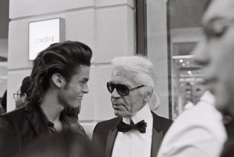 A la derecha, el diseñador Karl Lagerfeld.
