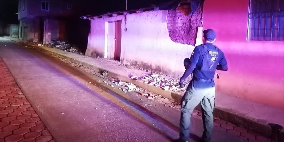 Elementos de Protección Civil en recorrido por Coalcomán, Michoacán, ayer.
