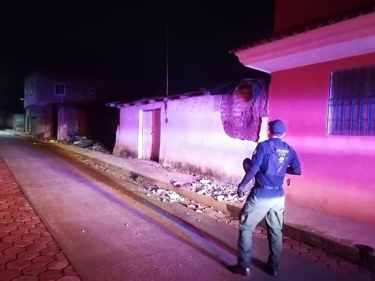 Elementos de Protección Civil en recorrido por Coalcomán, Michoacán, el 12 de enero.