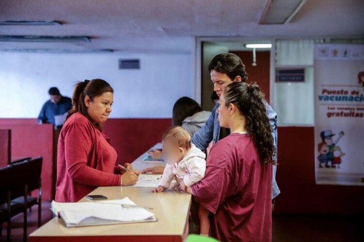 Después de ganar un amparo, los papás lograron registrar a su hija con los apellidos maternos