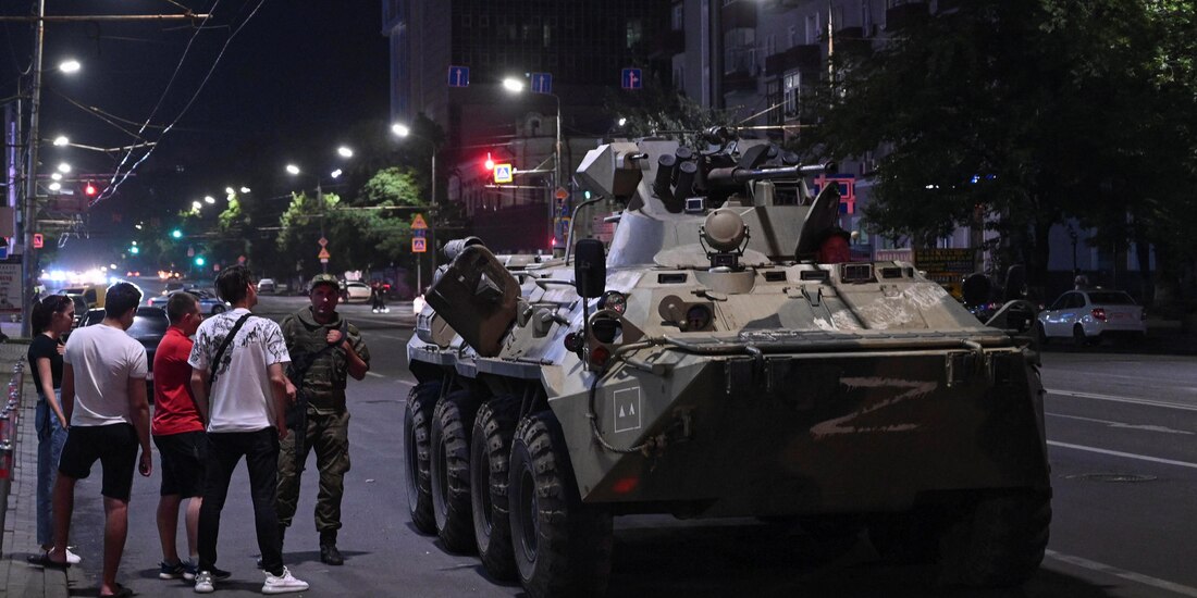 Un vehículo blindado de transporte de personal (APC) se ve en una calle de la ciudad sureña de Rostov-on-Don, Rusia, el 24 de junio de 2023
