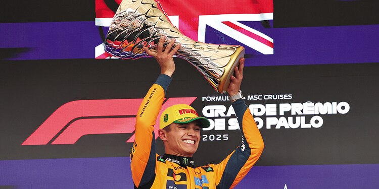 Lando Norris celebra su victoria obtenida en São Paulo, ayer.