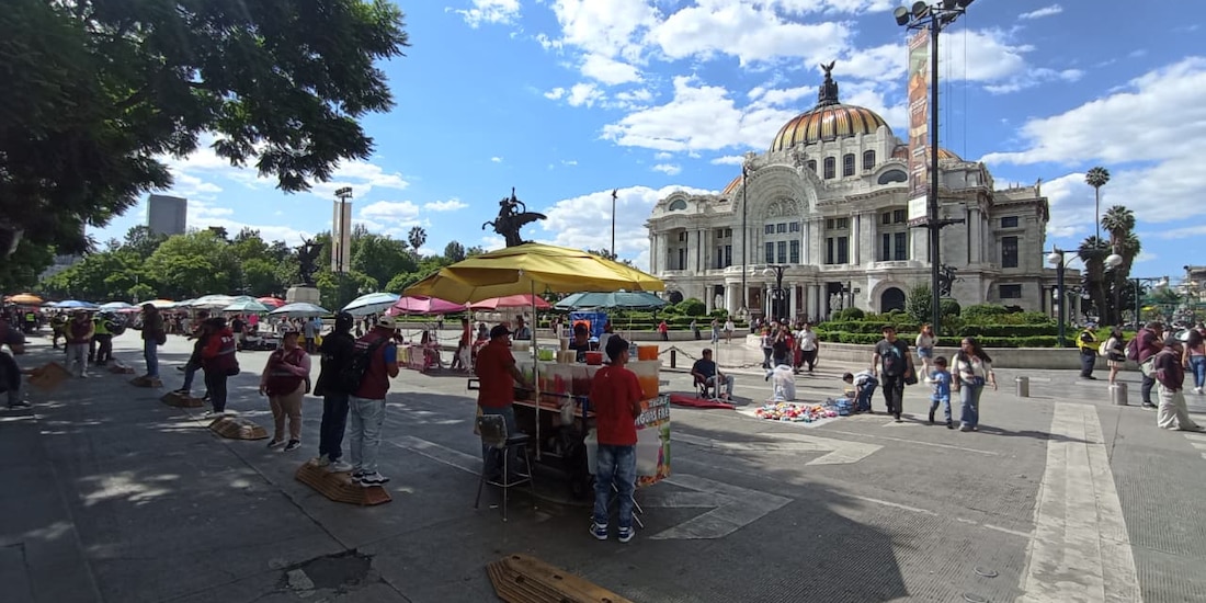 Operativo de reordenamiento del comercio ambulante en la Alameda Central, en el centro de la CDMX.