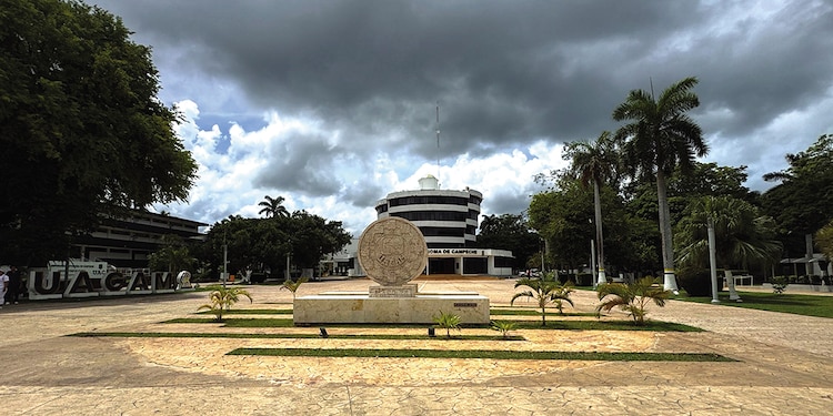 ASPECTO de archivo en el campus de la Universidad Autónoma de Campeche, donde ayer hubo zozobra entre la comunidad.