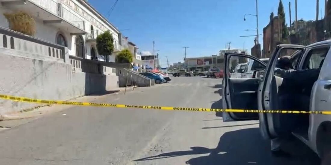 Los alrededores de la sede del Ayuntamiento permanecieron acordonados mientras se realizaba la diligencia, ayer.