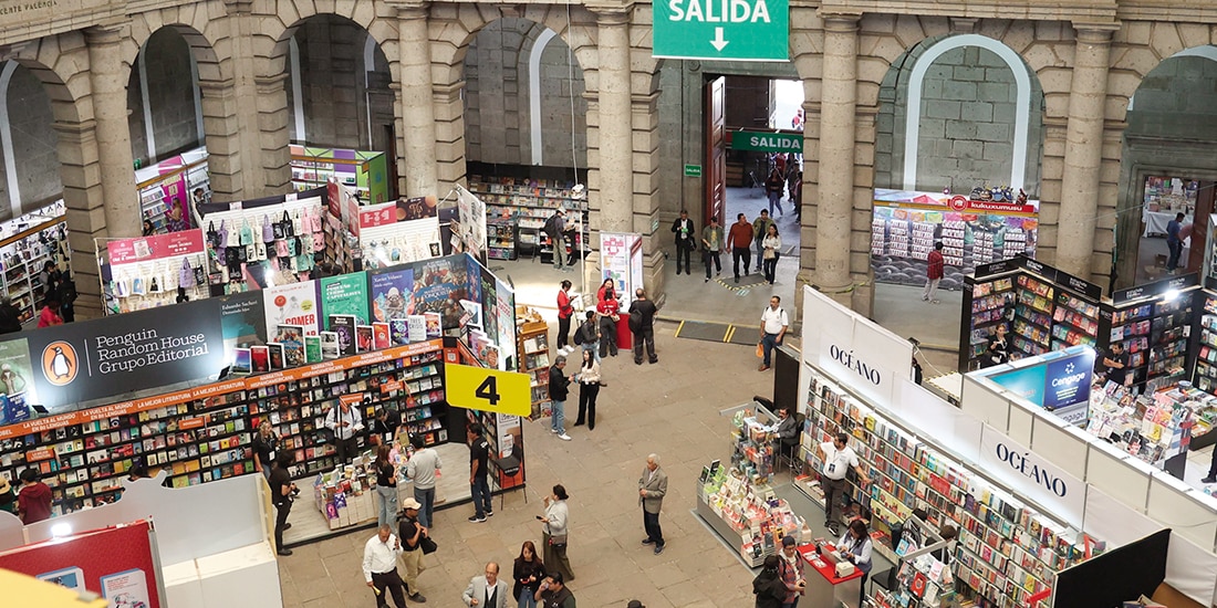 Vista aérea de los stands de la edición 47 de la FIL del Palacio de Minería de la UNAM, ayer.