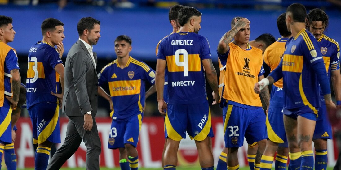 Fernando Gago y los jugadores de Boca Juniors tras la eliminación del club argentino en la Copa Libertadores.