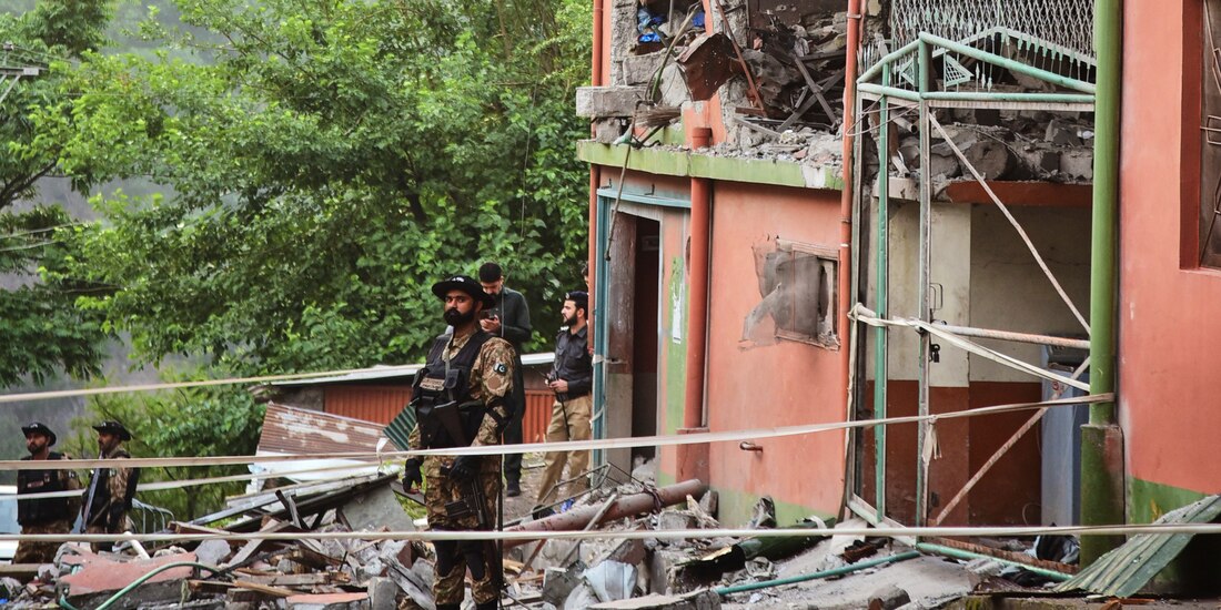 Soldados montan guardia en el edificio de una mezquita dañado por un misil indio en Pakistán