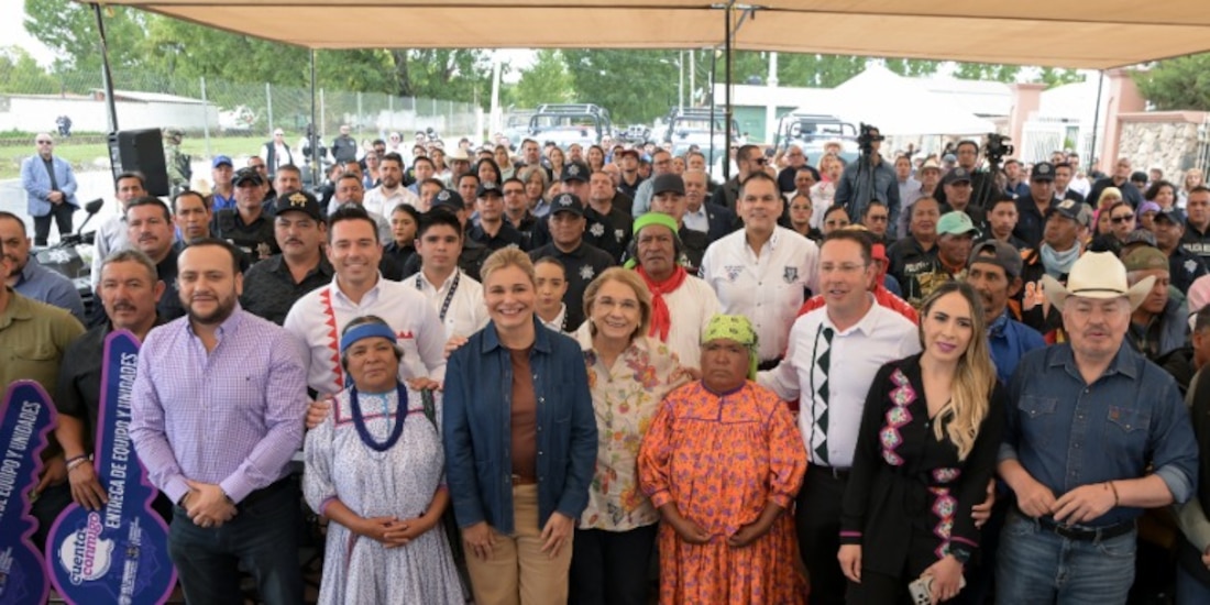 Al centro de la imagen, la Gobernadora de Chihuahua.