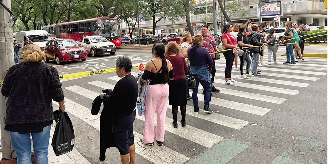 Personas trans bloquean Insurgentes Sur, ayer, para exigir ser atendidas.