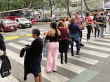 Personas trans bloquean Insurgentes Sur, ayer, para exigir ser atendidas.