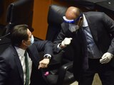 Imagen de archivo en la que se aprecia al diputado Mario Delgado saludar con el codo a René Juárez durante la sesión de instalación de la Comisión Permanente en medio de la fase 3 de la pandemia.
